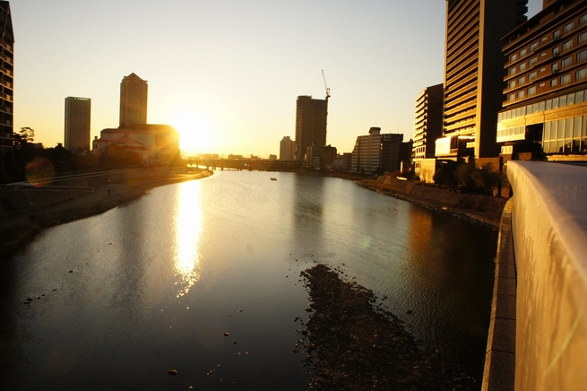 宝来橋からみた朝陽の写真