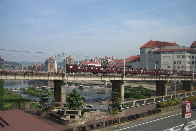 宝塚大橋から阪急電車と宝塚大劇場の写真