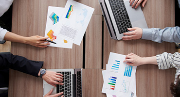 会議をしている様子の写真