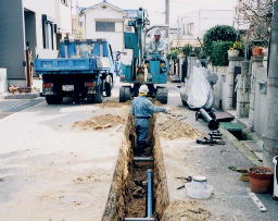 水道管をうめている写真