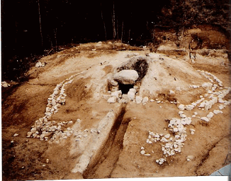 発掘当時の憤丘と石室の写真