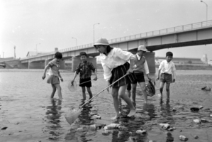 宝塚新大橋のふもとで遊ぶ子どもたち
