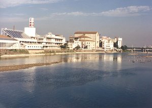 武庫川と宝塚大劇場