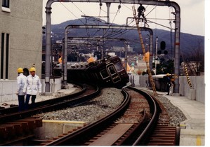 地震の揺れで傾いた阪急電車