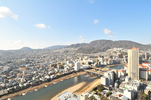 高層マンションからの市街地風景