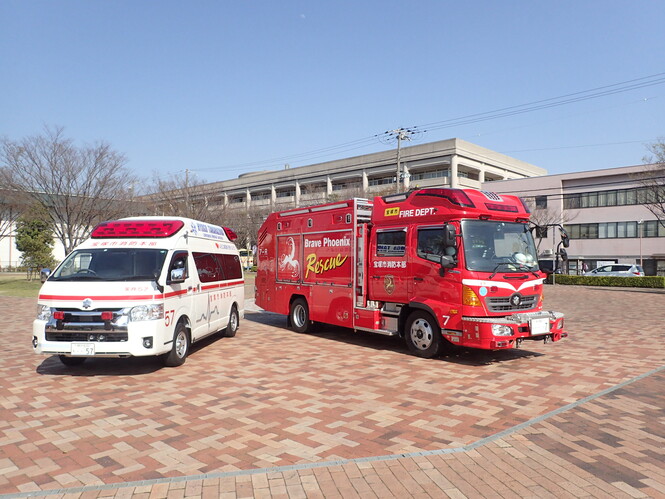 救急車と救助工作車の写真です。
