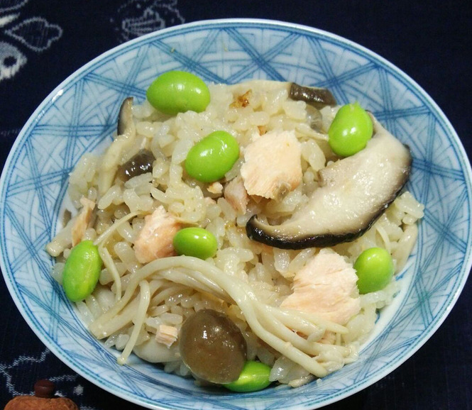 鮭ときのこの秋の炊き込みご飯