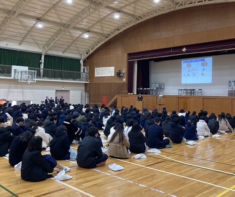 宝塚西高等学校での出前授業の様子