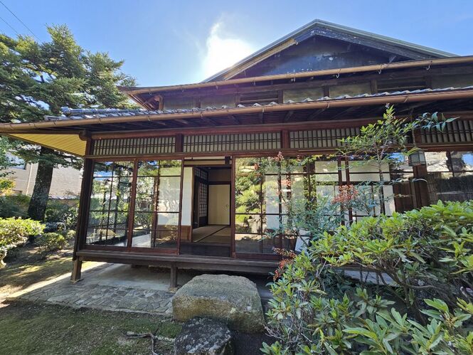 旧山田家住宅庭からみた主屋画像