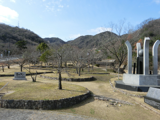 鎮魂之碑と追悼の碑(場所:ゆずり葉緑地)