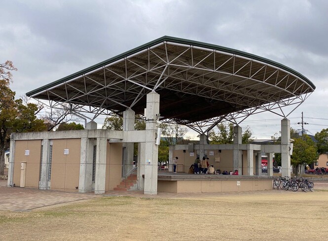 末広駐大生公園内のステージ