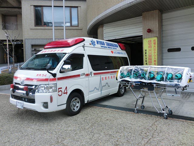 アイソレーターと救急車の写真