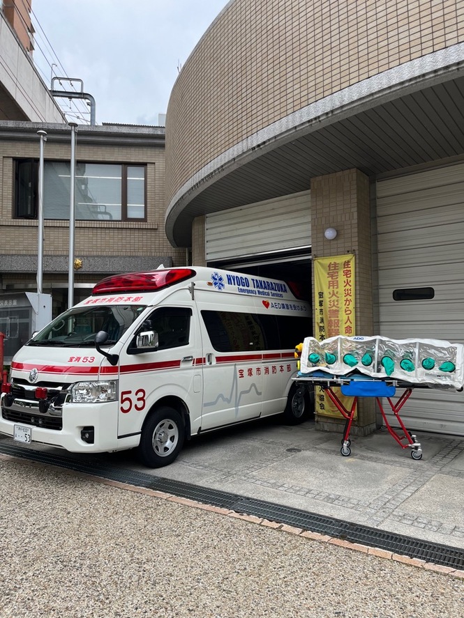 アイソレーターと救急車の写真