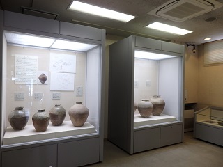 「堂坂遺跡の壺と古銭」常設展示の写真
