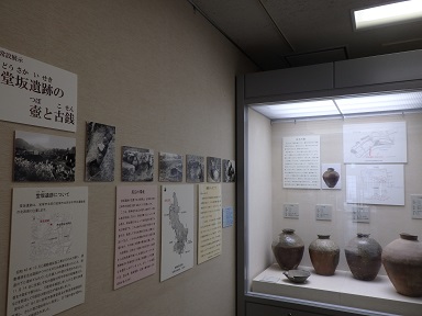 「堂坂遺跡の壺と古銭」展の様子2