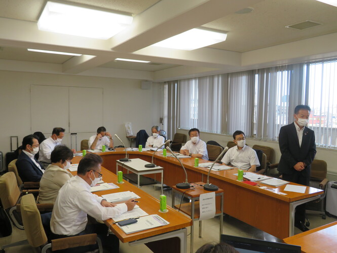説明を聞かれる市議のみなさんの写真