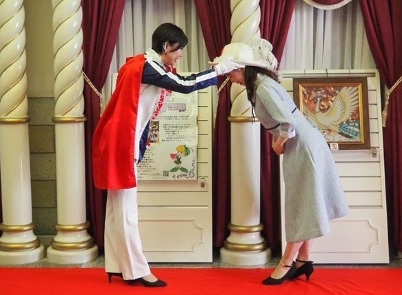 新旧サファイアによる帽子の引き継ぎ
