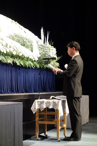 式辞を読み上げる森臨太郎宝塚市長