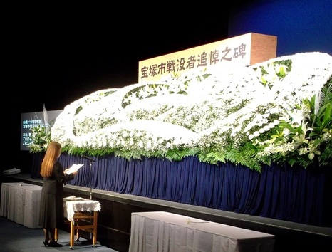 追悼式の祭壇