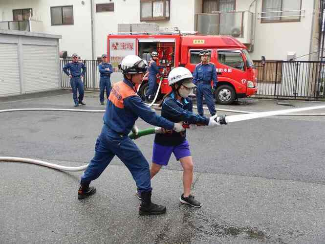 放水訓練を行っている写真