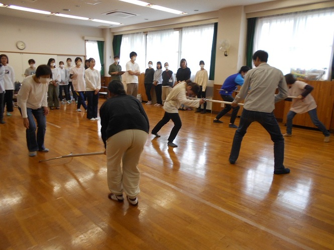 さすまたの訓練をしている様子