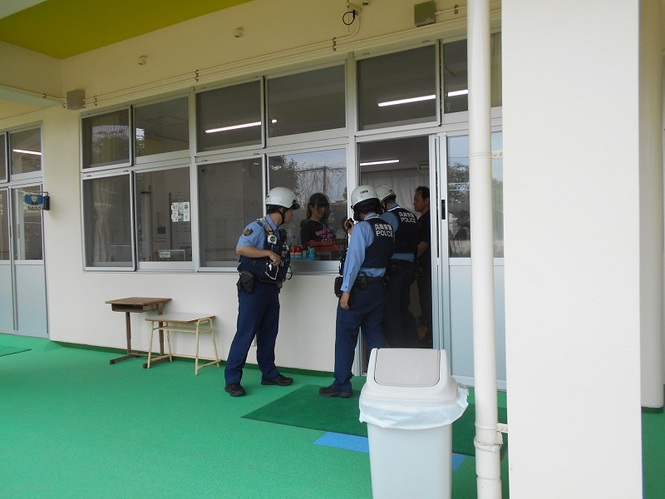 模擬訓練で、実際に職員が警察の聞き取りを受けている様子