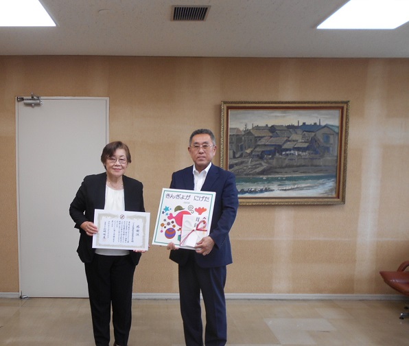 贈呈式での、森本専務、五十嵐教育長のお写真