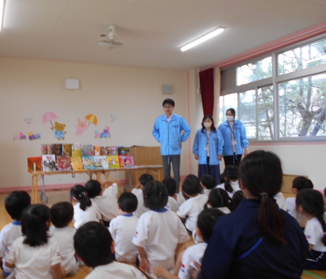 宝塚幼稚園での絵本贈呈の様子