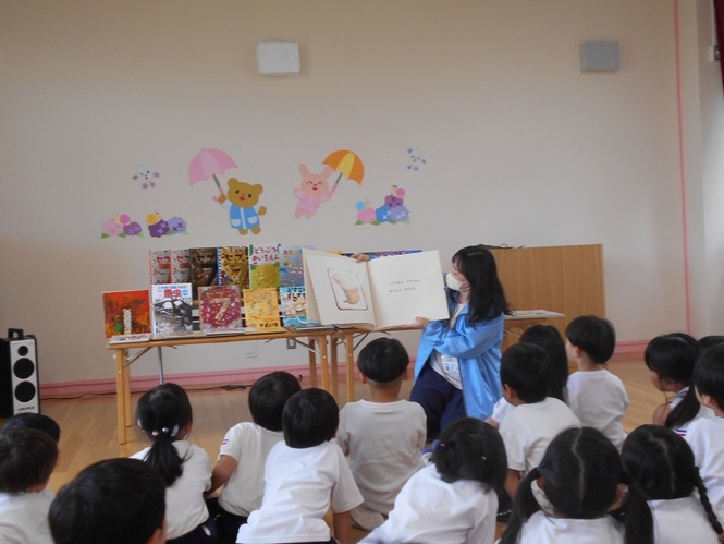 絵本の読み聞かせの様子