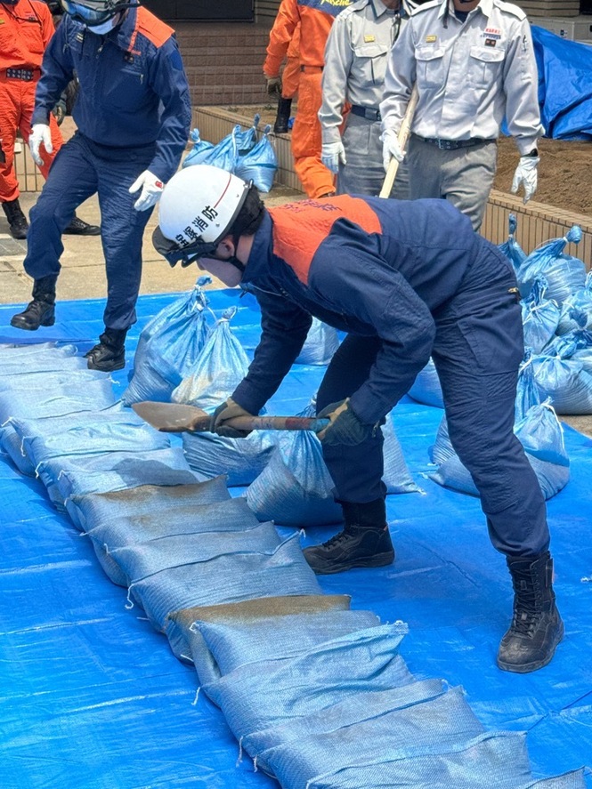 土のう積み上げ
