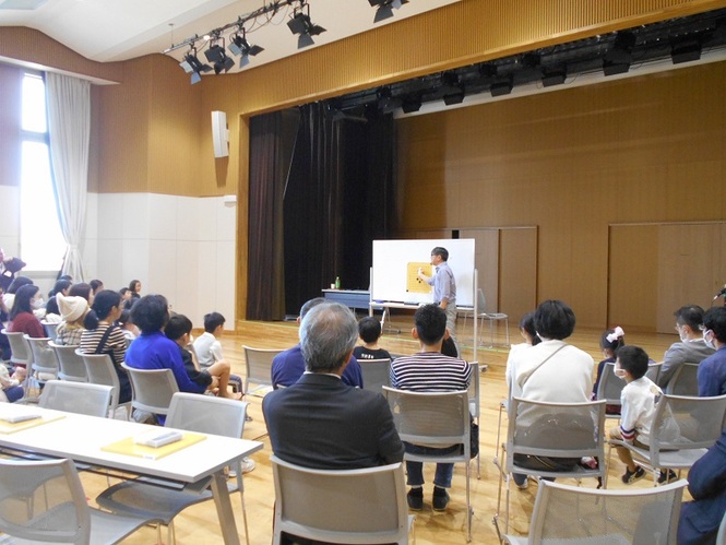 藤原六段が囲碁のルール説明を参加者にしている写真