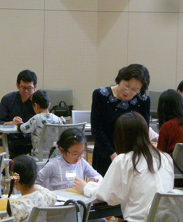 親子対決を見守る榊原六段（宝塚市大使）