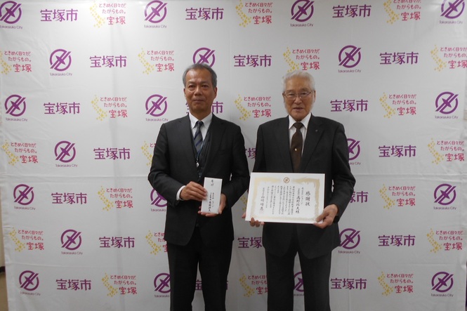 赤井教育長と株式会社ショージ代表取締役高野様の写真