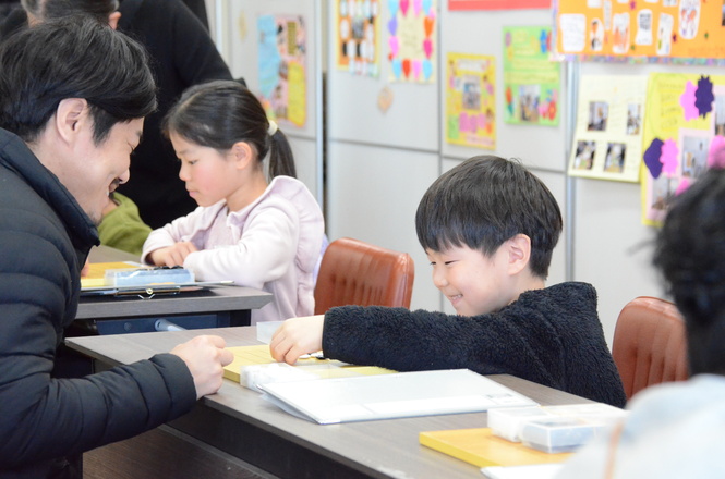 親子で対局をしている写真