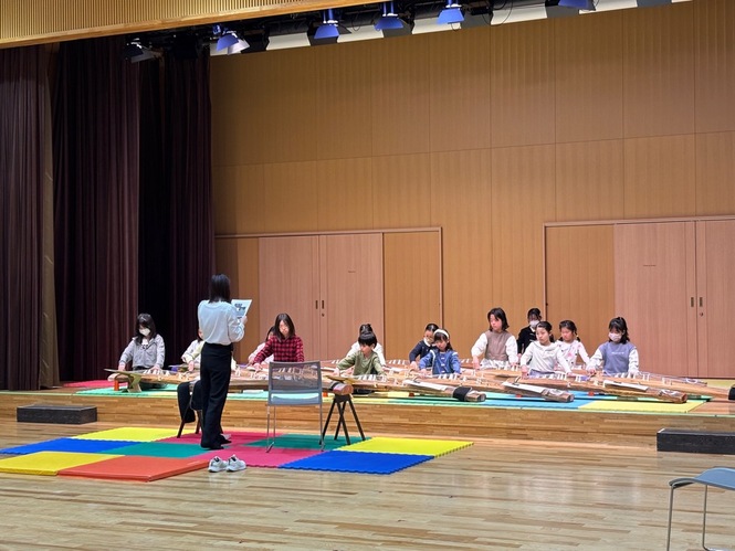 初めてお筝を弾くグループの子どもたちが演奏している写真