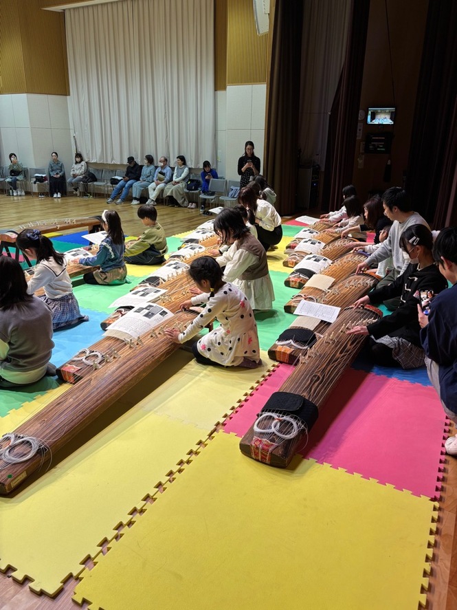 熱心に練習する子どもたちの写真