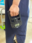 握力を測定しています。