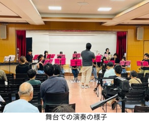 舞台での演奏中の写真