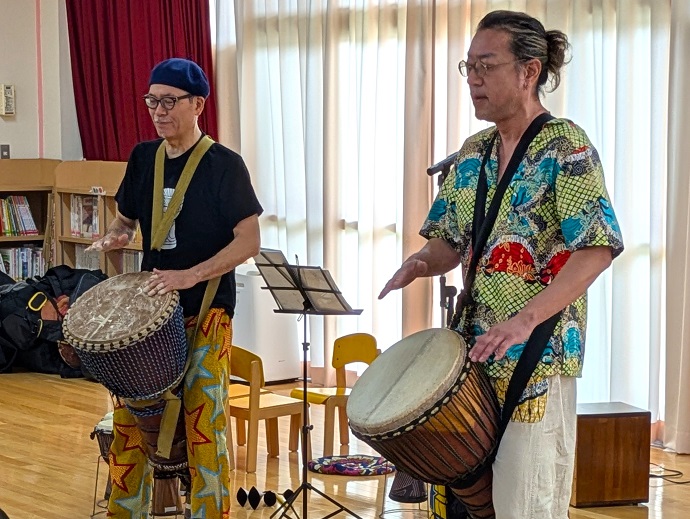 楽器を演奏する写真