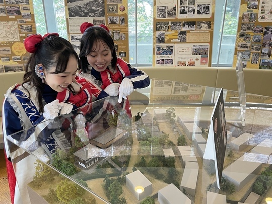 サファイアがジオラマを除く様子