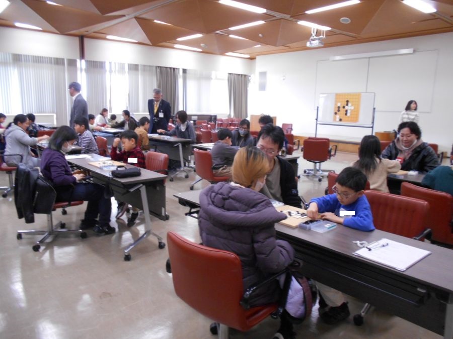 囲碁体験イベントで親子で対局している様子の写真