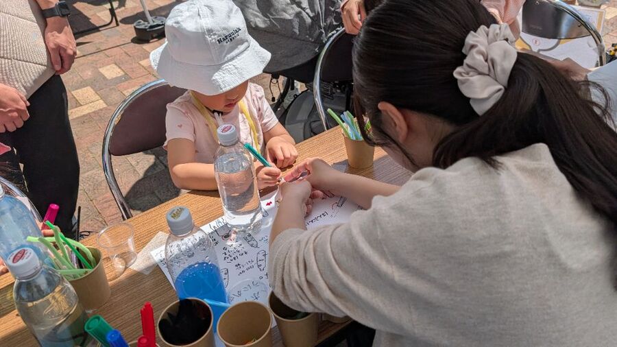 浮沈子を作っている様子