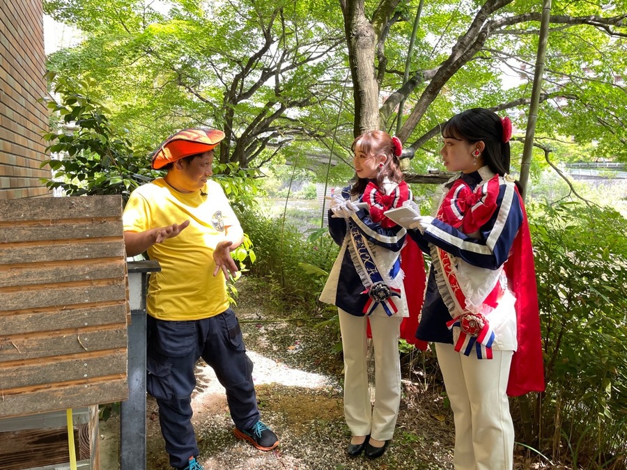 取材をするサファイア