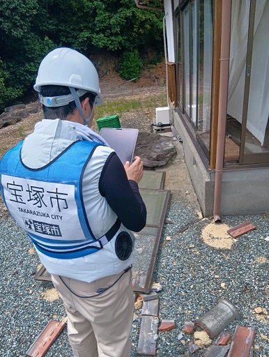 被災地での家屋被害認定調査の様子2