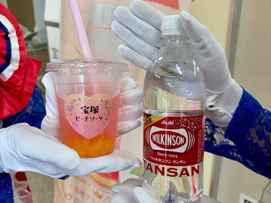 宝塚ピーチソーダとウィルキンソン タンサン