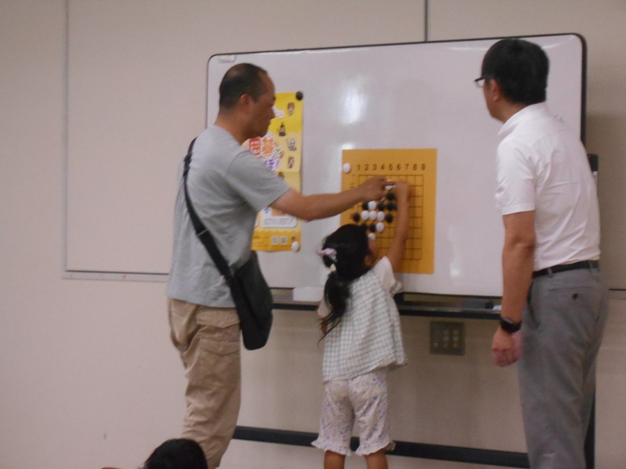 親子1組が、碁をうっている写真