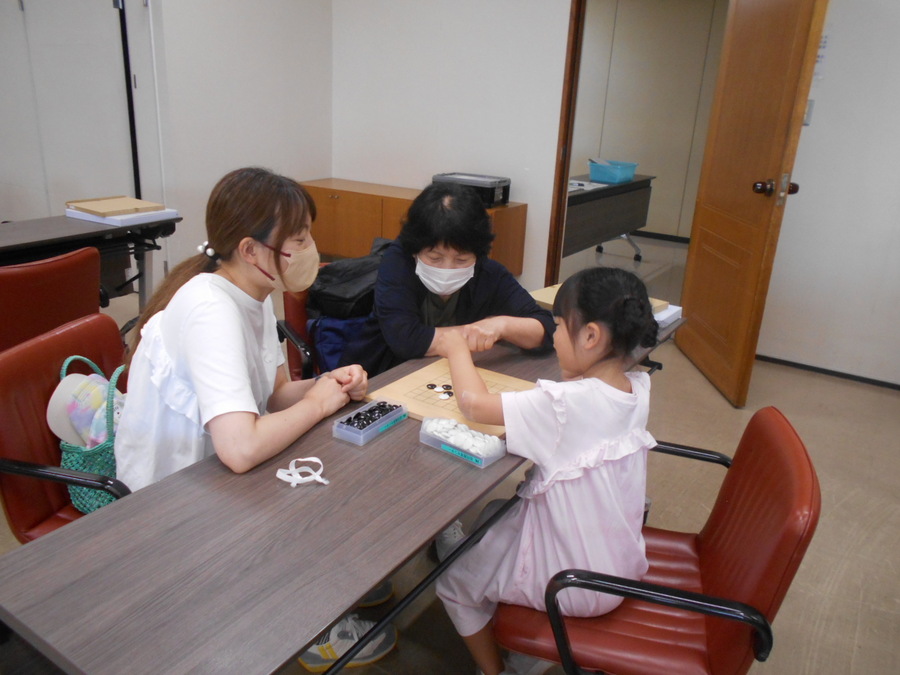 親子で対局している写真