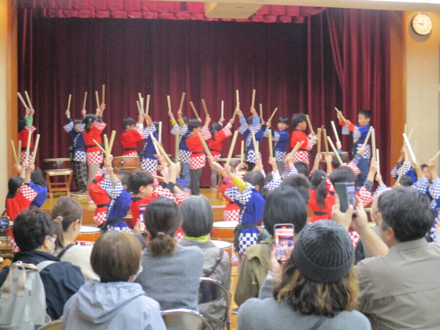 解放文化祭1日目、オープニングには米谷保育所園児による太鼓演奏があります。