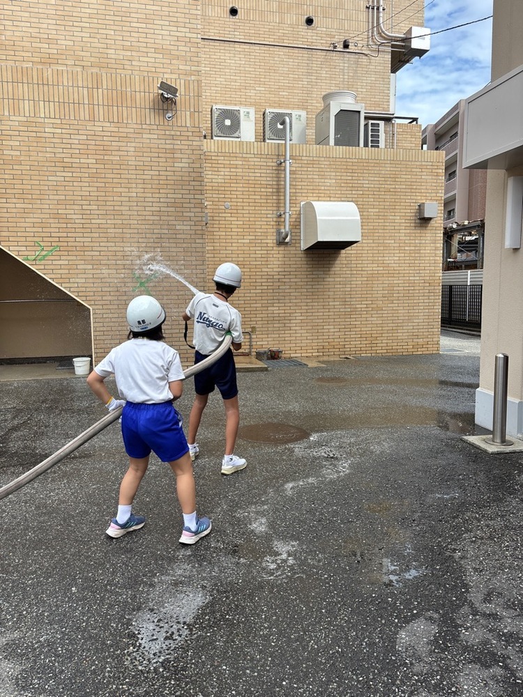的を狙って放水しています