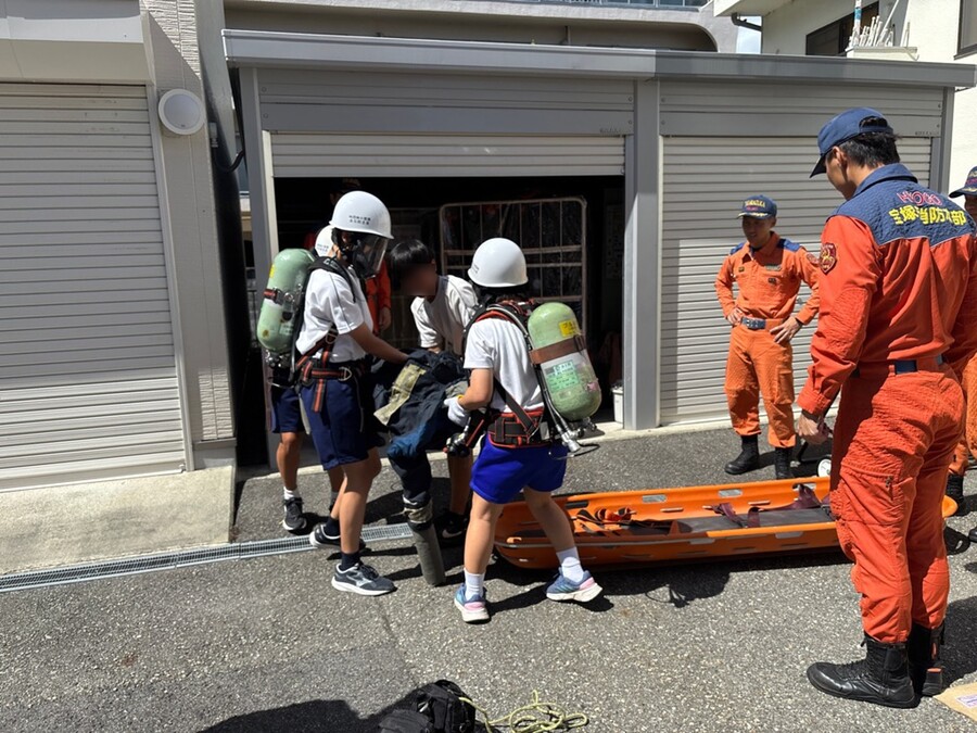 現場を想定した救助訓練を行っています